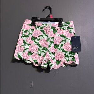 NWT crown & Ivy floral garden shorts with scalloped hems size 10